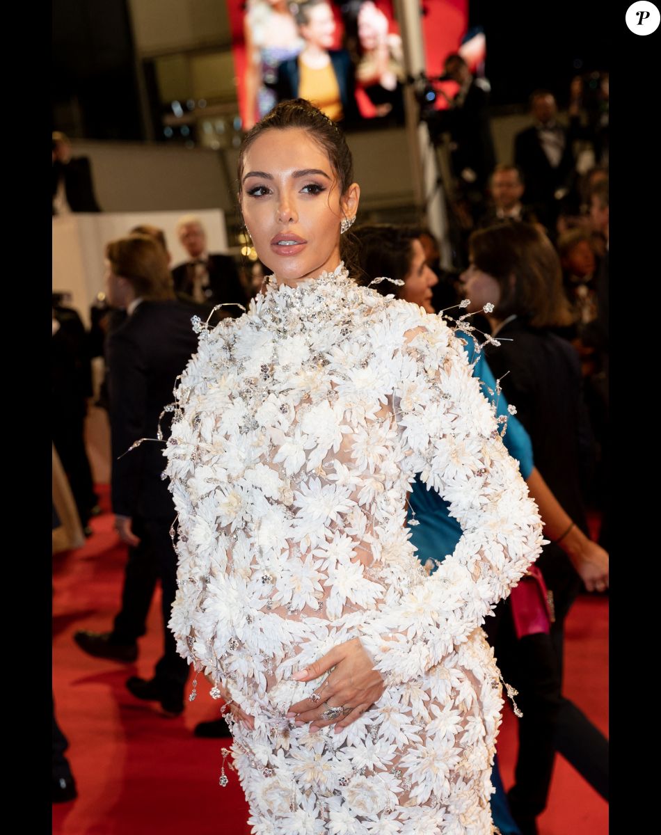 Nabilla Benattia (enceinte) - Montée des marches du film " Stars At Noon " lors du 75ème Festival International du Film de Cannes. Le 25 mai 2022 © Cyril Moreau / Bestimage