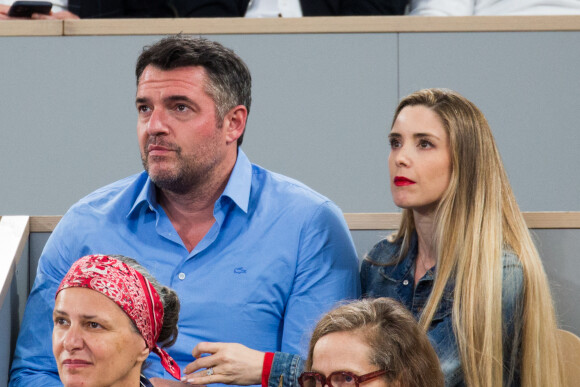 Arnaud Ducret et sa femme Claire Francisci - Les célébrités en tribune lors des internationaux de France de Roland Garros à Paris le 23 mai 2022.