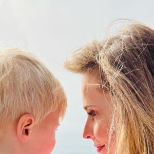 Ophélie Meunier pose avec son fils Joseph à la Dune du Pilat