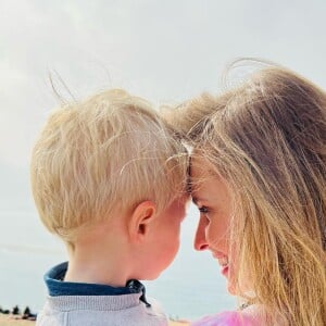 Ophélie Meunier pose avec son fils Joseph à la Dune du Pilat