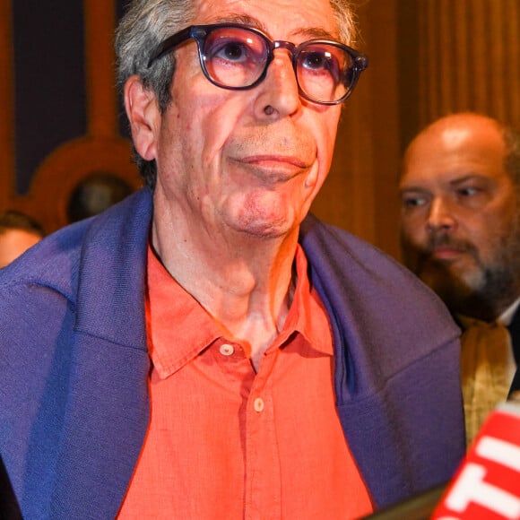 Patrick Balkany à la sortie du palais de justice de Paris après sa condamnation à cinq ans de prison ferme ; et quatre ans pour sa femme Isabelle le 27 mai 2020 Patrick Balkany a été condamné à 5 ans de prison ferme sans mandat de dépôt immédiat et sa femme Isabelle à 4 ans de prison ferme sans mandat de dépôt. Ils ont déjà été condamnés pour fraude fiscale et ont renoncé à se pourvoir en cassation. Le 4 mars dernier, la Cour d'appel de Paris a donné le premier coup de grâce en condamnant Patrick Balkany à quatre ans de prison dont un an avec sursis et dix ans d'inéligibilité, pour fraude fiscale. Son épouse, Isabelle Balkany a écopé, elle, de trois ans ferme. Malade, l'ex-maire a échappé au mandat de dépôt comme en première instance. Cependant, leur condamnation étant assortie de l'inéligibilité immédiatement applicable, ils ont été déchus de leurs mandats de maire et maire adjoint de Levallois-Perret.