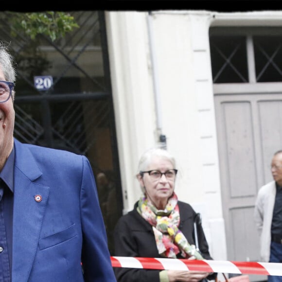 Exclusif - Patrick Balkany (maire de Levallois-Perret) sur les lieux de l'incendie qui s'est déclaré dans la nuit du 17 au 18 août 2019, dans le marché couvert "Henri Barbusse". L'origine du feu qui a ravagé le marché et endommagé le Palais des Sports, n'est pas encore connue et les pompiers sont toujours à pieds d'oeuvre au petit matin pour éteindre et sécuriser le site. Une centaine de personnes résidant dans un logement social à proximité ont dû être évacuées dans la nuit et installées provisoirement dans un gymnase. Levallois-Perret, le 18 août 2019. © Alain Guizard/Bestimage 