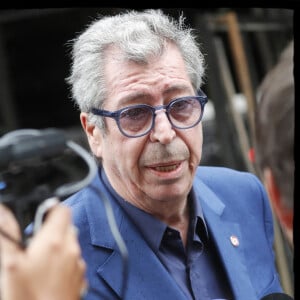 Exclusif - Patrick Balkany (maire de Levallois-Perret) sur les lieux de l'incendie qui s'est déclaré dans la nuit du 17 au 18 août 2019, dans le marché couvert "Henri Barbusse". L'origine du feu qui a ravagé le marché et endommagé le Palais des Sports, n'est pas encore connue et les pompiers sont toujours à pieds d'oeuvre au petit matin pour éteindre et sécuriser le site. Une centaine de personnes résidant dans un logement social à proximité ont dû être évacuées dans la nuit et installées provisoirement dans un gymnase. Levallois-Perret, le 18 août 2019. © Alain Guizard/Bestimage 