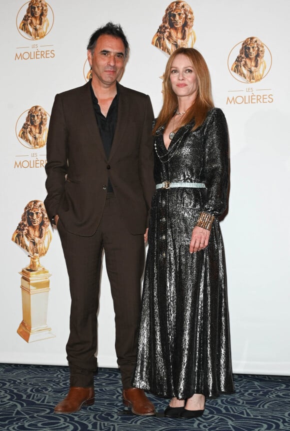 Samuel Benchetrit et sa femme Vanessa Paradis au photocall de la 33ème cérémonie des Molière aux Folies Bergère à Paris. © Coadic Guirec / Bestimage 