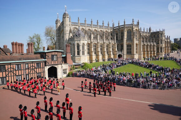 Les Coldstream Guards jouent l'air de "Happy Birthday" pour marquer le 96 ème anniversaire de la reine Elizabeth II lors de la relève de la garde au château de Windsor, le 21 avril 2022.