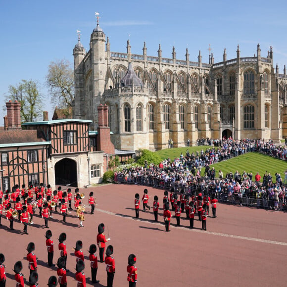 Les Coldstream Guards jouent l'air de "Happy Birthday" pour marquer le 96 ème anniversaire de la reine Elizabeth II lors de la relève de la garde au château de Windsor, le 21 avril 2022.