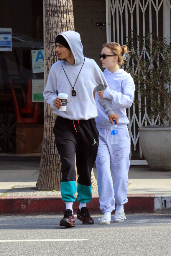 Lily Rose Depp et son compagnon Yassine Stein sont allés prendre un café à emporter dans les rues de Los Angeles. Le 1er avril 2022.