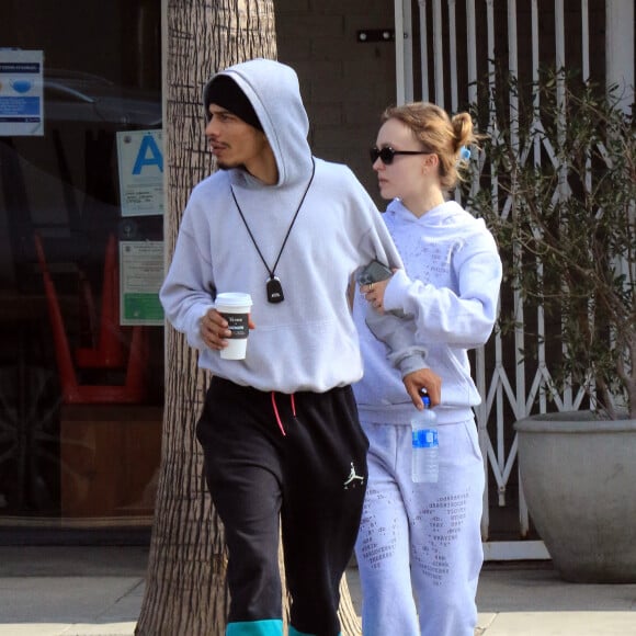 Lily Rose Depp et son compagnon Yassine Stein sont allés prendre un café à emporter dans les rues de Los Angeles. Le 1er avril 2022.