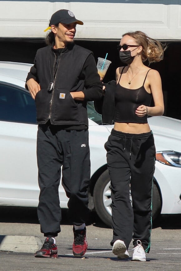 Exclusif - Lily-Rose Depp et son compagnon Yassine Stein vont déjeuner chez "Astroburger" à Los Angeles. 