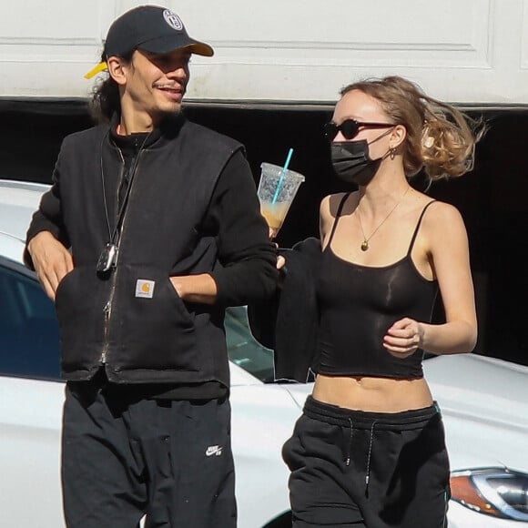 Exclusif - Lily-Rose Depp et son compagnon Yassine Stein vont déjeuner chez "Astroburger" à Los Angeles. 