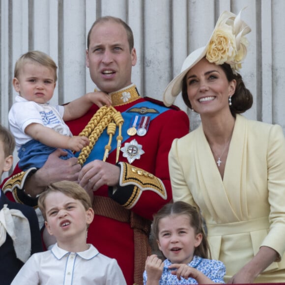 Le prince William, duc de Cambridge, et Catherine (Kate) Middleton, duchesse de Cambridge, le prince George de Cambridge la princesse Charlotte de Cambridge, le prince Louis de Cambridge - La famille royale au balcon du palais de Buckingham lors de la parade Trooping the Colour 2019, célébrant le 93ème anniversaire de la reine Elisabeth II, Londres.