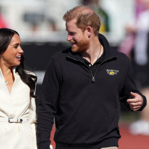 Le prince Harry et Meghan Markle assistent à la finale d'athlétisme, au deuxième jour des Invictus Games 2020 à La Haye, le 17 avril 2022.