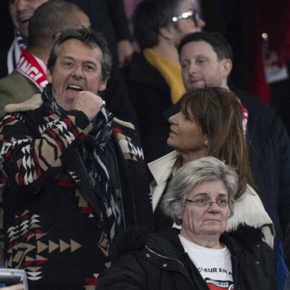 Jean-Luc Reichmann et sa femme Nathalie Lecoultre dans les tribunes lors du match de rugby du Tournoi des 6 Nations opposant la France à l'Angleterre au stade de France, à Saint-Denis, Seine Saint-Denis, France, le 19 mars 2022. © Cyril Moreau/Bestimage