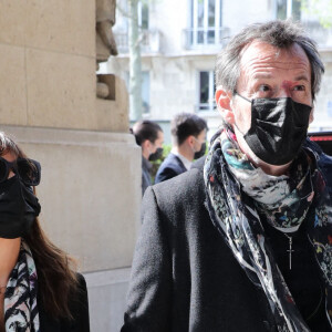 Jean-Luc Reichmann et sa femme Nathalie - Arrivées aux obsèques de Yves Rénier en l'église Saint-Pierre de Neuilly-sur-Seine. Le 30 avril 2021