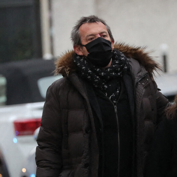 Jean-Luc Reichmann et sa femme Nathalie - Arrivées - Cérémonie religieuse en hommage au joueur Christophe Dominici en l'église Saint-Cécile à Boulogne-Billancourt le 2 décembre 2020