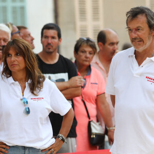 Jean-Luc Reichmann et sa femme Nathalie lors du trophée de pétanque "Sénéquier 209" sur la place des Lices à Saint-Tropez, Côte d'Azur, France, le 22 août 2019.