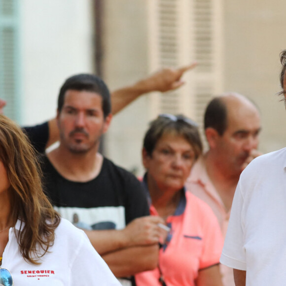 Jean-Luc Reichmann et sa femme Nathalie lors du trophée de pétanque "Sénéquier 209" sur la place des Lices à Saint-Tropez, Côte d'Azur, France, le 22 août 2019.