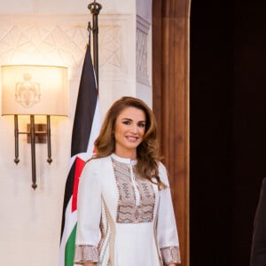 La reine Rania et le roi Abdallah de Jordanie accueillent un groupe de femmes autour d'un déjeuner pour célébrer la Journée internationale de la femme à Amman en Jordanie le 7 mars 2022. 