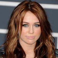 Miley Cyrus se déshabille pour Haïti !