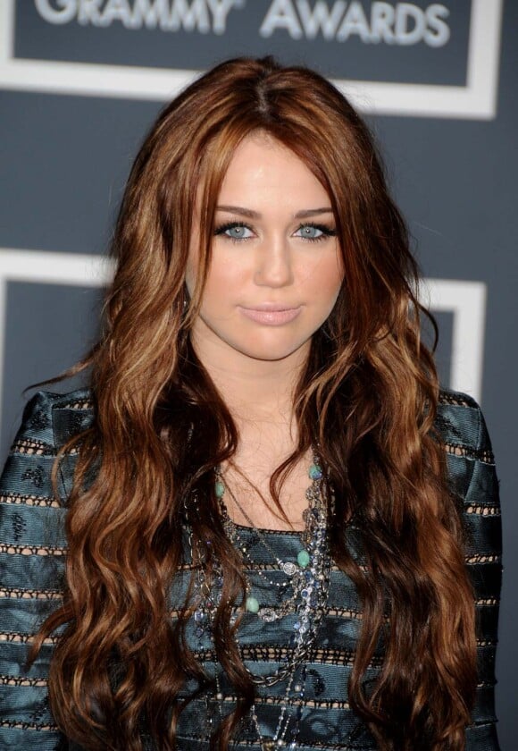 Miley Cyrus en robe Hervé Léger lors des Grammy Awards, le 31 janvier 2010 !