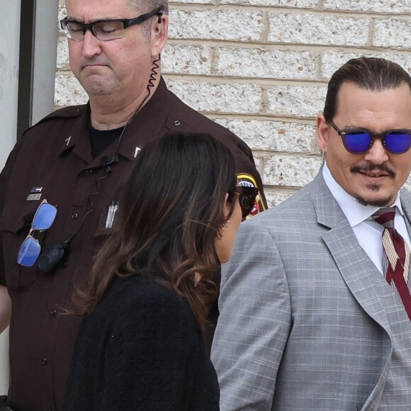 Johnny Depp sort du procès intenté contre son ex-femme, Amber Heard à Fairfax, Virginie, Etats-Unis, le 26 mai 2022.