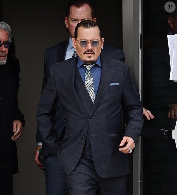 Johnny Depp fait une pause lors du procès intenté contre son ex-femme, Amber Heard à Fairfax, le 25 mai 2022.