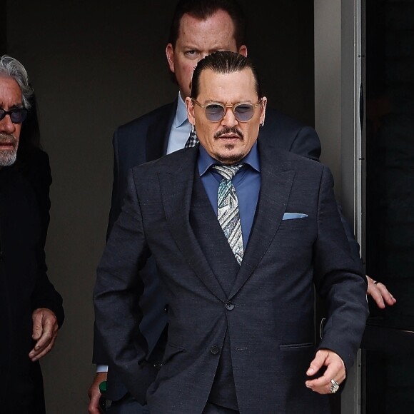 Johnny Depp fait une pause lors du procès intenté contre son ex-femme, Amber Heard à Fairfax, le 25 mai 2022.