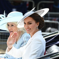 Kate Middleton en blanc et grand chapeau pour le jubilé : Charlotte fait le show avec George et Louis