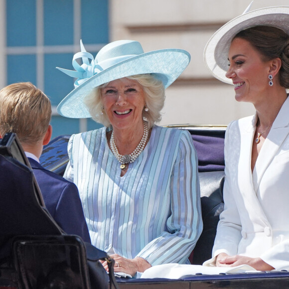 Le prince George, Camilla Parker Bowles, duchesse de Cornouailles, Catherine Kate Middleton, duchesse de Cambridge - Les membres de la famille royale lors de la parade militaire "Trooping the Colour" dans le cadre de la célébration du jubilé de platine (70 ans de règne) de la reine Elizabeth II à Londres, le 2 juin 2022. 