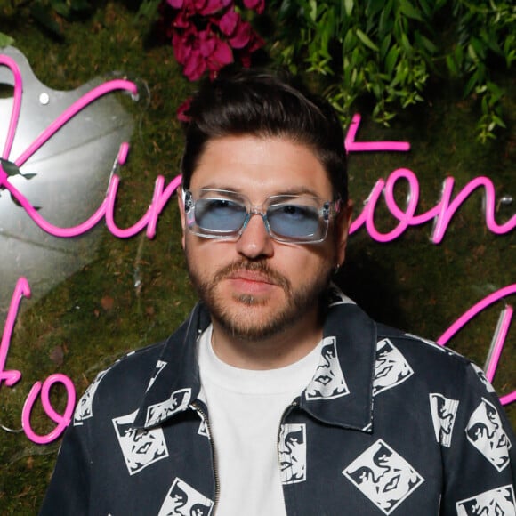 Quentin Mosimann - People à la soirée "Kimpton Music Festival" à l'hôtel Kimpton Saint-Honoré à Paris. Le 1er juin 2022 © Christophe Clovis / Bestimage Le 1er juin 2022, le Kimpton St Honoré Paris a réalisé son premier Kimpton Festival en présence de nombreuses célébrités, en plein coeur de Paris. Le Directeur Régional du groupe hôtelier IHG, C.Laure, la Directrice Générale de l'hôtel Kimpton St Honoré Paris, L.Elmaleh ainsi que la fondatrice de l'agence de RP Sandra and Co, S.Sisley ont convié les personnalités à une soirée musicale exceptionnelle : concert privé du pianiste virtuose S.Pamart, DJ set enflammé de Polocorp et showcase de la plus célèbre des drag queens françaises N.Doll... Cet événement festif était également l'occasion de (re)découvrir ce joyau architectural inauguré en août dernier. Le boutique hôtel 5 étoiles dispose d'un magnifique rooftop bar, Sequoia, où les convives ont pu profiter d'une vue à 360 degrés sur les monuments parisiens. La fête s'est poursuivie au sein du restaurant californien de l'hôtel, Montecito, où les invités ont dansé jusqu'au bout de la nuit. Cette nouvelle adresse apporte un nouveau souffle à l'hôtellerie de luxe avec son design ludique et se démarque par son style élégant et décontracté. Les noctambules s'y sont réunis pour célébrer le pride month autour d'une programmation musicale inédite et une scénographie majestueuse digne des plus grands festivals. A night to remember!