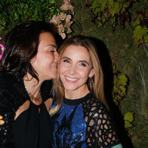 Sandra Sisley, Clotilde Courau - People à la soirée "Kimpton Music Festival" à l'hôtel Kimpton Saint-Honoré à Paris. Le 1er juin 2022 © Christophe Clovis / Bestimage Le 1er juin 2022, le Kimpton St Honoré Paris a réalisé son premier Kimpton Festival en présence de nombreuses célébrités, en plein coeur de Paris. Le Directeur Régional du groupe hôtelier IHG, C.Laure, la Directrice Générale de l'hôtel Kimpton St Honoré Paris, L.Elmaleh ainsi que la fondatrice de l'agence de RP Sandra and Co, S.Sisley ont convié les personnalités à une soirée musicale exceptionnelle : concert privé du pianiste virtuose S.Pamart, DJ set enflammé de Polocorp et showcase de la plus célèbre des drag queens françaises N.Doll... Cet événement festif était également l'occasion de (re)découvrir ce joyau architectural inauguré en août dernier. Le boutique hôtel 5 étoiles dispose d'un magnifique rooftop bar, Sequoia, où les convives ont pu profiter d'une vue à 360 degrés sur les monuments parisiens. La fête s'est poursuivie au sein du restaurant californien de l'hôtel, Montecito, où les invités ont dansé jusqu'au bout de la nuit. Cette nouvelle adresse apporte un nouveau souffle à l'hôtellerie de luxe avec son design ludique et se démarque par son style élégant et décontracté. Les noctambules s'y sont réunis pour célébrer le pride month autour d'une programmation musicale inédite et une scénographie majestueuse digne des plus grands festivals. A night to remember!