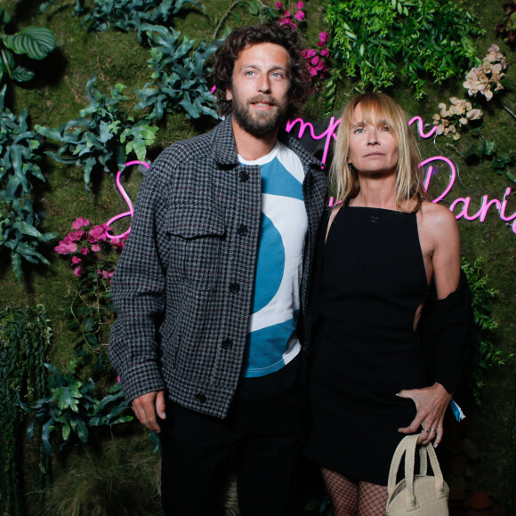 Axelle Laffont et son compagnon Romain Sichez - People à la soirée "Kimpton Music Festival" à l'hôtel Kimpton Saint-Honoré à Paris. Le 1er juin 2022 © Christophe Clovis / Bestimage Le 1er juin 2022, le Kimpton St Honoré Paris a réalisé son premier Kimpton Festival en présence de nombreuses célébrités, en plein coeur de Paris. Le Directeur Régional du groupe hôtelier IHG, C.Laure, la Directrice Générale de l'hôtel Kimpton St Honoré Paris, L.Elmaleh ainsi que la fondatrice de l'agence de RP Sandra and Co, S.Sisley ont convié les personnalités à une soirée musicale exceptionnelle : concert privé du pianiste virtuose S.Pamart, DJ set enflammé de Polocorp et showcase de la plus célèbre des drag queens françaises N.Doll... Cet événement festif était également l'occasion de (re)découvrir ce joyau architectural inauguré en août dernier. Le boutique hôtel 5 étoiles dispose d'un magnifique rooftop bar, Sequoia, où les convives ont pu profiter d'une vue à 360 degrés sur les monuments parisiens. La fête s'est poursuivie au sein du restaurant californien de l'hôtel, Montecito, où les invités ont dansé jusqu'au bout de la nuit. Cette nouvelle adresse apporte un nouveau souffle à l'hôtellerie de luxe avec son design ludique et se démarque par son style élégant et décontracté. Les noctambules s'y sont réunis pour célébrer le pride month autour d'une programmation musicale inédite et une scénographie majestueuse digne des plus grands festivals. A night to remember!