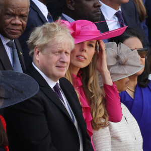 Le premier ministre Boris Johnson et sa femme Carrie Symonds lors de la parade militaire "Trooping the Colour" dans le cadre de la célébration du jubilé de platine (70 ans de règne) de la reine Elizabeth II à Londres, le 2 juin 2022.