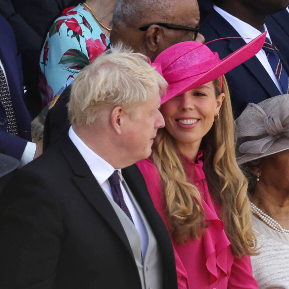 Le premier ministre Boris Johnson et sa femme Carrie Symonds lors de la parade militaire "Trooping the Colour" dans le cadre de la célébration du jubilé de platine (70 ans de règne) de la reine Elizabeth II à Londres, le 2 juin 2022.