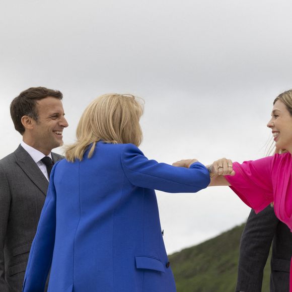 Le premier ministre Boris Johnson salue les participants au G7 avec sa femme Carrie le 11 juin 2021 : Emmanuel Macron et son épouse Brigitte