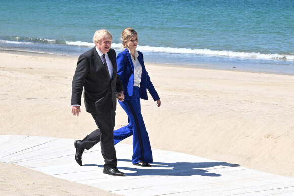 Le premier ministre du Royaume Uni Boris Johnson accueille les participants au sommet du G7 avec sa femme Carrie à Saint Ives le 12 juin 2021.