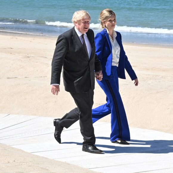 Le premier ministre du Royaume Uni Boris Johnson accueille les participants au sommet du G7 avec sa femme Carrie à Saint Ives le 12 juin 2021.