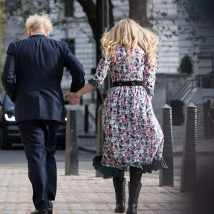 Le premier ministre britannique Boris Johnson et sa fiancée Carrie Symonds à la sortie du bureau de vote à Londres, pour les élections municipales. Le 6 mai 2021