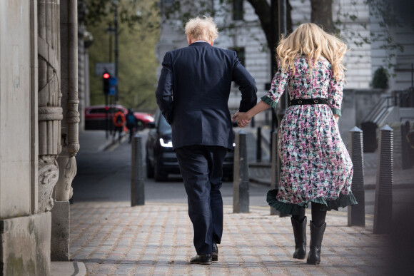 Le premier ministre britannique Boris Johnson et sa fiancée Carrie Symonds à la sortie du bureau de vote à Londres, pour les élections municipales. Le 6 mai 2021