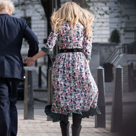 Le premier ministre britannique Boris Johnson et sa fiancée Carrie Symonds à la sortie du bureau de vote à Londres, pour les élections municipales. Le 6 mai 2021