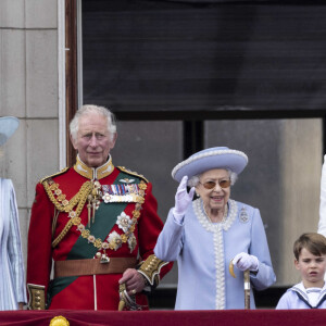 Timothy Laurence, la princesse Anne, Camilla Parker Bowles, duchesse de Cornouailles, le prince Charles, prince de Galles, la reine Elisabeth II d’Angleterre, le prince William, duc de Cambridge, et Catherine (Kate) Middleton, duchesse de Cambridge, le prince George de Cambridge, la princesse Charlotte de Cambridge, le prince Louis de Cambridge, - Les membres de la famille royale saluent la foule depuis le balcon du Palais de Buckingham, lors de la parade militaire "Trooping the Colour" dans le cadre de la célébration du jubilé de platine (70 ans de règne) de la reine Elizabeth II à Londres, le 2 juin 2022. © Avalon/Panoramic/Bestimage  Members of the royal family on the balcony of Buckingham Palace, to view the Platinum Jubilee flypast, on day one of the Platinum Jubilee celebrations. Picture date: Thursday June 2, 2022. 