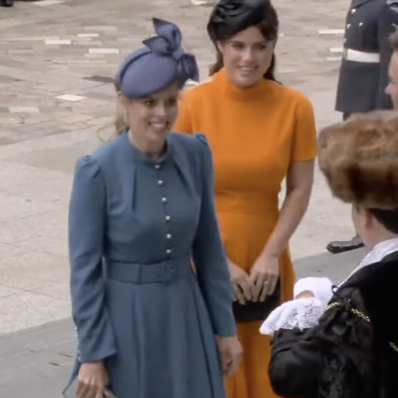 Les princesses Eugenie et Beatrice d'York et leurs époux respectifs arrivent à la messe, en la Cathédrale Saint-Paul