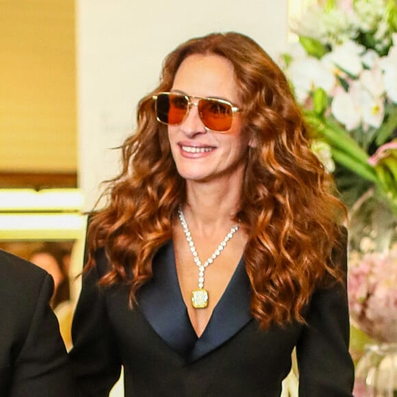 Julia Roberts à la sortie de l'hôtel "Martinez" lors du 75ème Festival International du Film de Cannes, France, le 19 mai 2022. © Tiziano Da Silva/Bestimage 