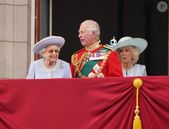 Camilla Parker Bowles, le prince Charles, la reine Elizabeth II - La famille royale salue la foule depuis le balcon du Palais de Buckingham. Londres, le 2 juin 2022.