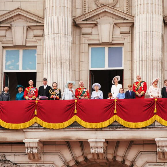 Le prince Richard, Birgitte Eva, la princesse Alexandra de Kent, le prince Edward, Timothy Laurence, la princesse Anne, Camilla Parker Bowles, le prince Charles, la reine Elizabeth II, le prince William, Kate Middleton, le prince George de Cambridge, la princesse Charlotte de Cambridge, le prince Louis de Cambridge, Sophie Rhys-Jones, James Mountbatten-Windsor, Louise Mountbatten-Windsor, le prince Edward - La famille royale salue la foule depuis le balcon du Palais de Buckingham. Londres, le 2 juin 2022.