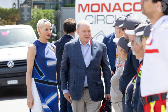 Le prince Albert II et la princesse Charlène de Monaco rendent visite aux bénévoles de la croix rouge du Grand Prix de Formule 1 de Monaco, le 28 mai 2022. © Olivier Huitel/Pool Monaco/Bestimage