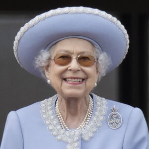 La reine Elisabeth II d'Angleterre - Les membres de la famille royale regardent le défilé Trooping the Colour depuis un balcon du palais de Buckingham à Londres lors des célébrations du jubilé de platine de la reine.