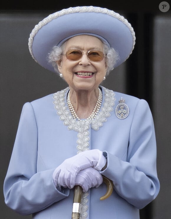 La reine Elisabeth II d'Angleterre - Les membres de la famille royale regardent le défilé Trooping the Colour depuis un balcon du palais de Buckingham à Londres lors des célébrations du jubilé de platine de la reine.
