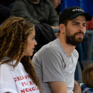 Shakira, son compagnon Gerard Piqué et leurs enfants Sasha, Milan dans les tribunes du match de basket entre le FC Barcelone et San Pablo Burgos à Barcelone.