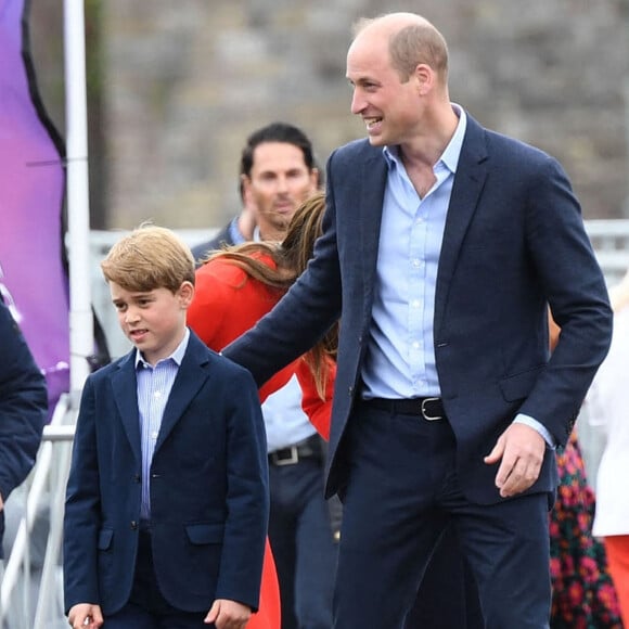 Le prince William, duc Cambridge, et le prince George - Le duc et la duchesse de Cambridge, et leurs enfants, en visite à Cardiff, à l'occasion du jubilé de platine de la reine d'Angleterre. Le 4 juin 2022 